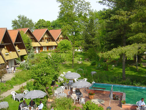 Hotel Pronstorfer Krug - der Garten mit Kaffeeterrasse und Schwimmbad