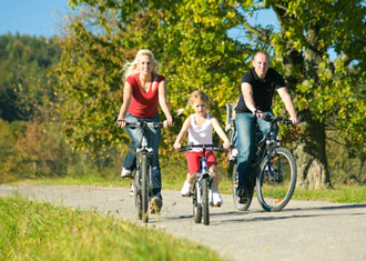 Familie auf Fahrrad - Arrangements im Pronstorfer Krug